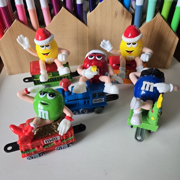 M&M Train Christmas Set 2005 5pc Collectible Plastic Gift Holiday Red Green Mars - Picture 1 of 15